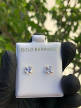 Cargar imagen en el visor de la galería, 10k Gold Princess Cut Earrings - Bay Area Drip Shop
