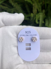 Cargar imagen en el visor de la galería, 925 Silver Flower Set Earrings - Bay Area Drip Shop
